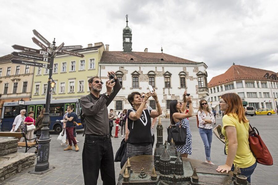 Budapest: Castle District Walk with Matthias Church Entry - Starting at Szentháromság-szobor: Get Your Bearings Fast
