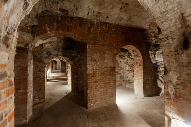 Budapest: The WWII Siege of Buda Castle & Bomb Shelter Tour - Entering Vár-barlangi: 35 minutes that change the whole tone
