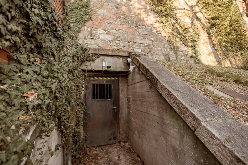 Budapest: The WWII Siege of Buda Castle & Bomb Shelter Tour - The tour length and pace: 90 minutes of walking, not a museum crawl