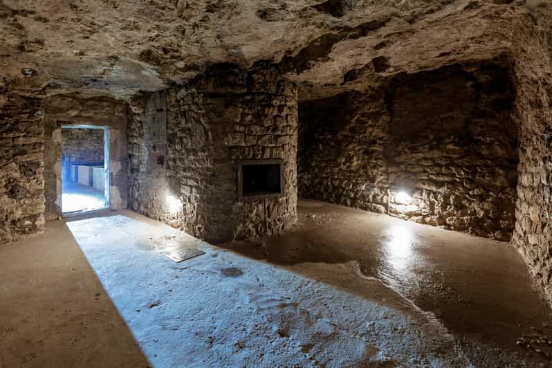 Budapest: The WWII Siege of Buda Castle & Bomb Shelter Tour - What to wear and bring for 12°C tunnels year-round
