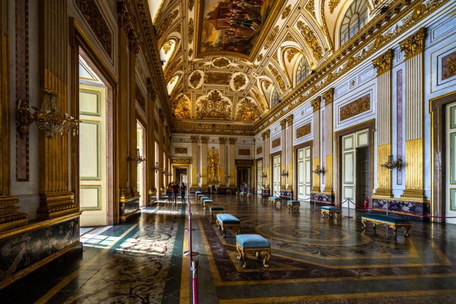 Campania: Royal Palace of Caserta Guided Private Tour - The Entry Moment: Finding Your Guide and Getting In Fast