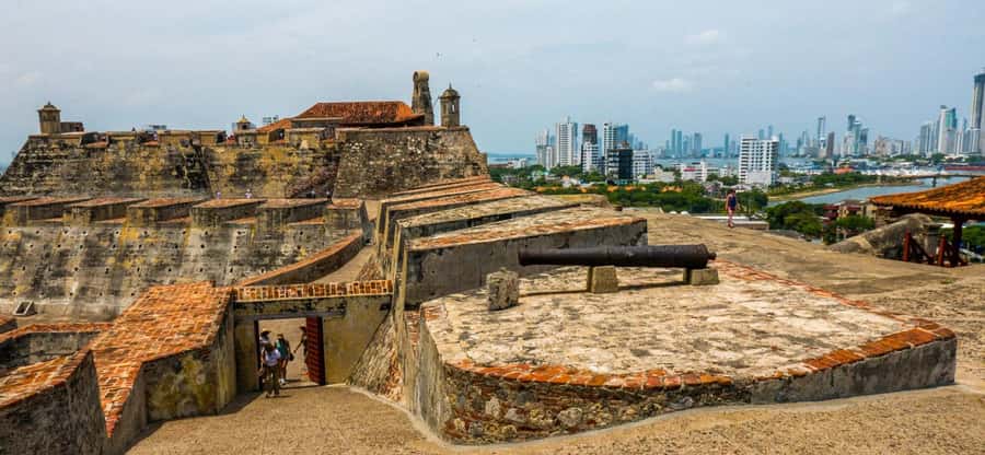 Cartagena: BILINGUAL CITYTOUR + SAN FELIPE CASTLE & Old city - The Walled Old Town Walk: Las Bóvedas, the Clock Tower, and “You Know the Walls”