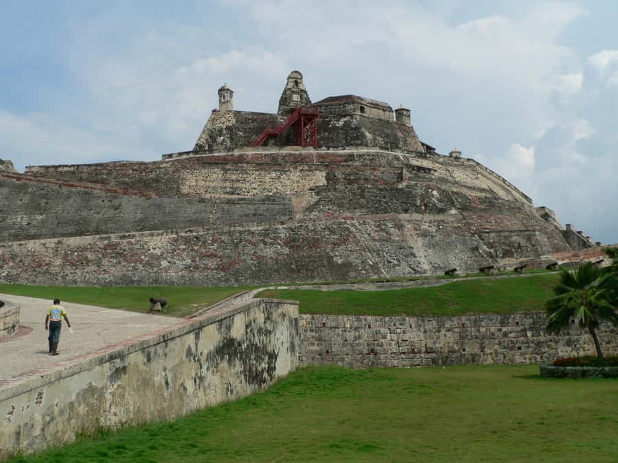 Cartagena: BILINGUAL CITYTOUR + SAN FELIPE CASTLE & Old city - Malecon Bahia de las Ánimas and the Return: Time to Look Around