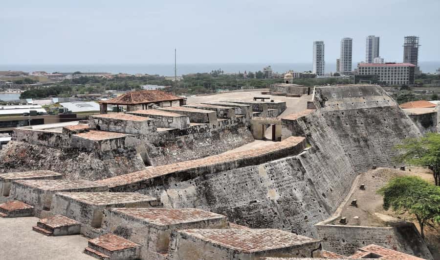 Cartagena: BILINGUAL CITYTOUR + SAN FELIPE CASTLE & Old city - Group Size, Bilingual Running, and the Pace You’ll Actually Feel