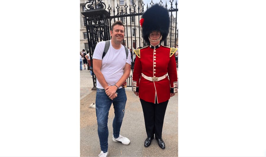 Changing of the Guard at Buckingham Palace - Stop 1: Buckingham Palace photo stop and guided viewing (about 30 minutes)