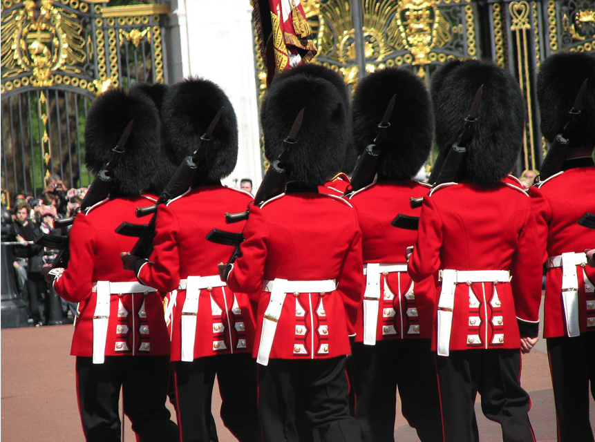 Changing of the Guard at Buckingham Palace - Stop 3: The Mall guided walking and photo time (about 30 minutes)