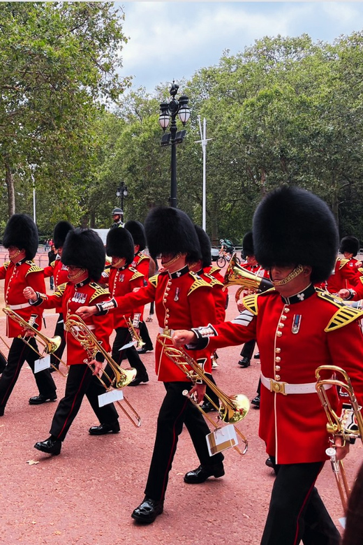 Changing of the Guard at Buckingham Palace - How the guide helps you beat crowds without feeling like a drill
