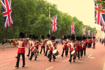 Changing of the Guard & Buckingham Palace Guided Tour Small Group - Meeting Point at Diana Fountain and the 2-Hour Pace