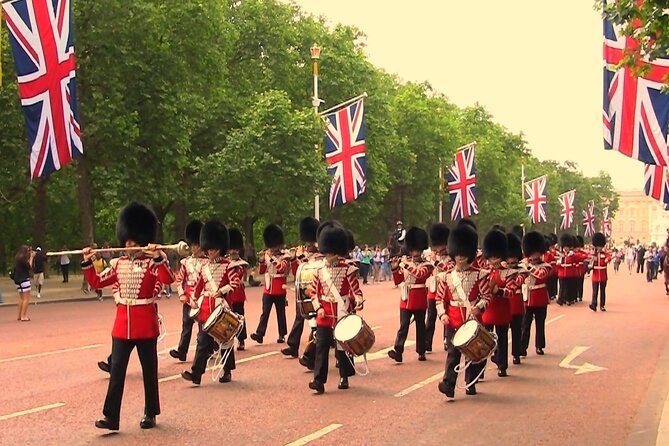 Changing of the Guard & Buckingham Palace Guided Tour Small Group - Meeting Point at Diana Fountain and the 2-Hour Pace