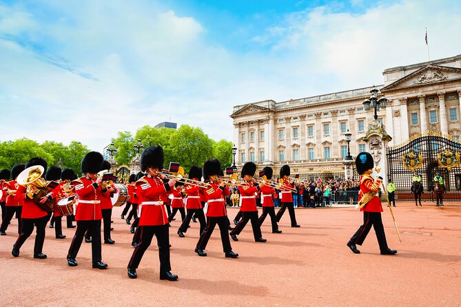 Changing of the Guard Guided Tour at Buckingham Palace - Meet at Duke of York Column and Get Your Bearings Quickly