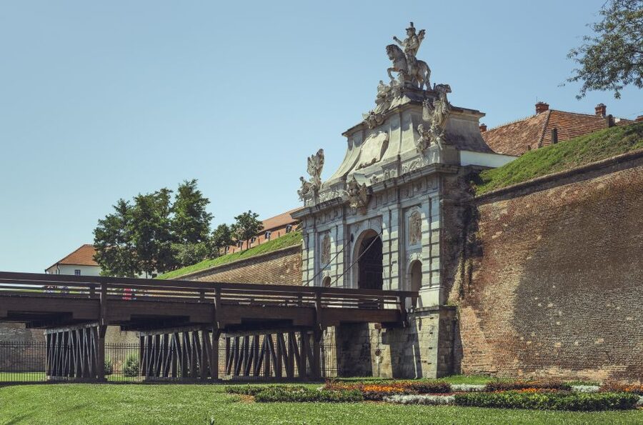 Cluj: Turda Salt Mine, Corvin Castle, Alba Carolina Tour - Hunedoara lunch stop: where the trip stays human (and often garlic-forward)