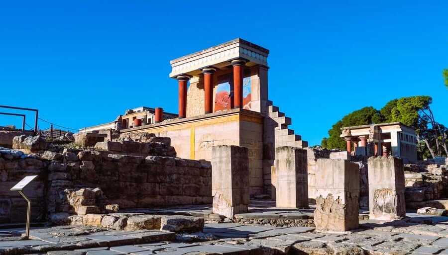 Crete: Knossos Palace, Winery & Olive Oil Tour with Lunch - Getting from the van to the ruins: how the day flows