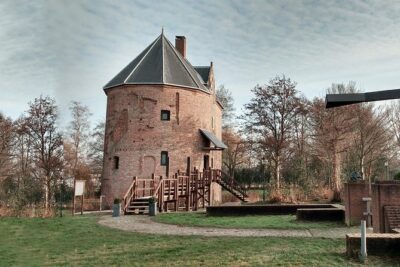 Drive it yourself electric History and Castle GPS audio tour - Price and Value for a 3-Hour Castle-and-Bulb Day