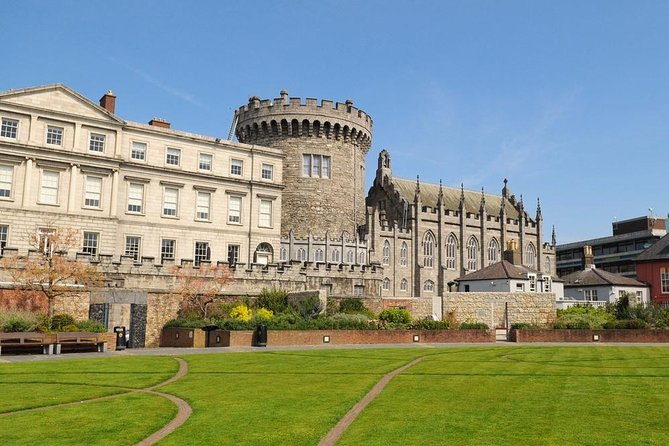 Dublin Book of Kells, Castle and Molly Malone Statue Guided Tour - Molly Malone singalong: a short stop with a big mood shift