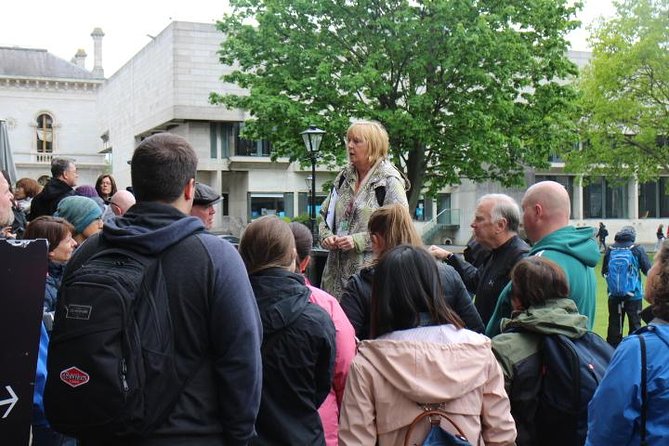 Dublin Book of Kells, Castle and Molly Malone Statue Guided Tour - Guides make the difference: names worth noticing