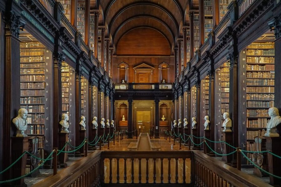 Dublin: Book of Kells, Dublin Castle and Christ Church Tour - Starting in Temple Bar: where the walk gets its rhythm