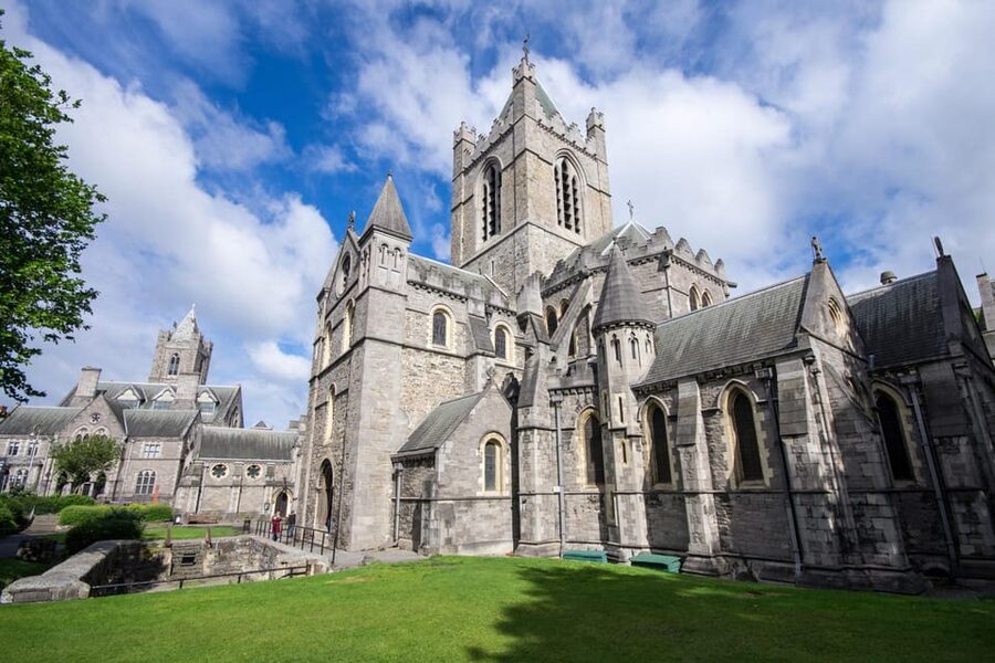 Dublin: Book of Kells, Dublin Castle and Christ Church Tour - Christ Church Cathedral and City Hall: seeing Dublin in layers