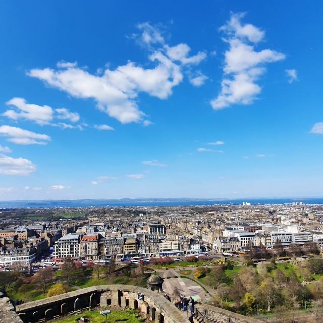 Edinburgh Castle: 120-Minute In-Depth Tour with Expert Guide - Into the gatehouse world: Gatehouse, batteries, and war museums