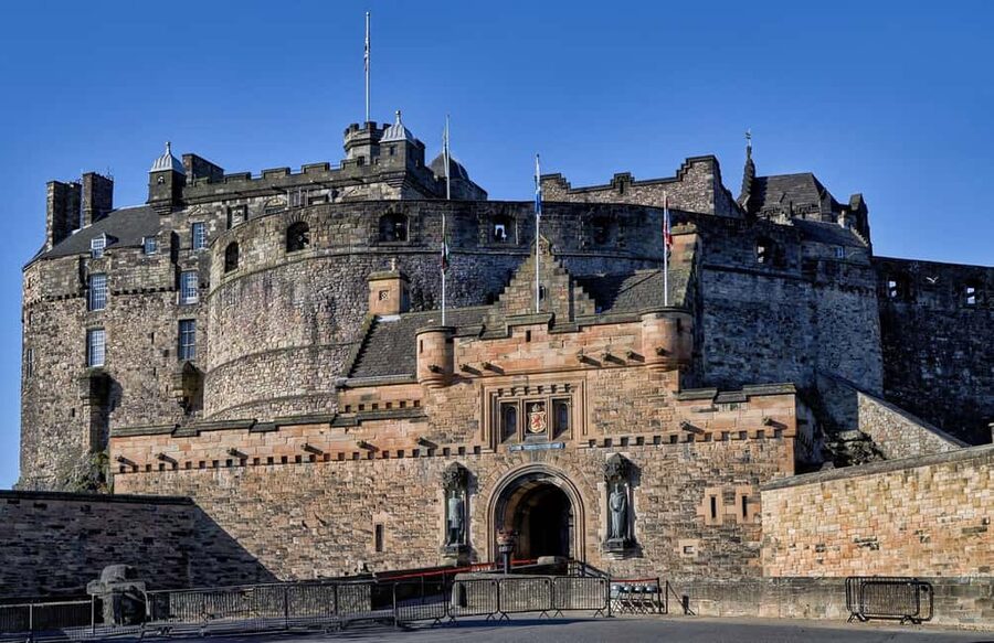 Edinburgh Castle: Express Guided Tour with Entry Ticket - Where you start: West Parliament Square and a fast orientation