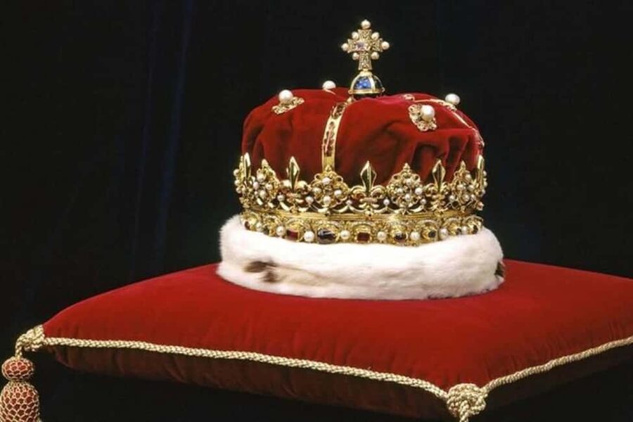 Edinburgh Castle: Express Guided Tour with Entry Ticket - The big story beats: royalty, Mary, Queen of Scots, and a prison fortress