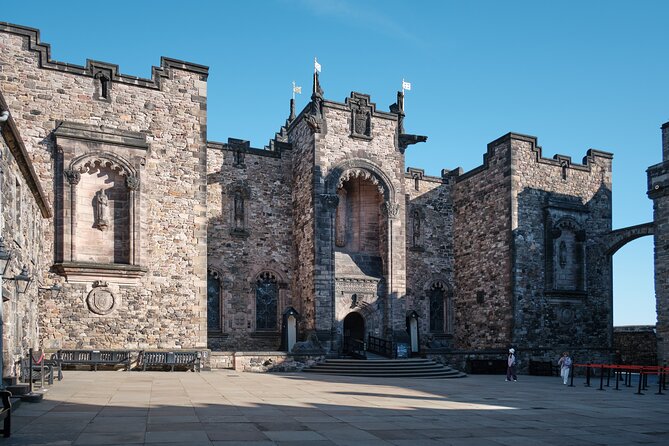 Edinburgh Castle Guided Walking Tour & Holyrood Palace Ticket - Booking this Edinburgh Castle + Holyrood combo: why it works