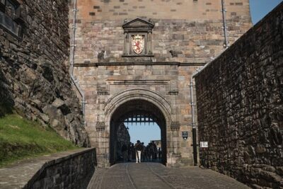 Edinburgh Castle Guided Walking Tour & Holyrood Palace Ticket - Meeting point near Advocate’s Close: start smart, start early