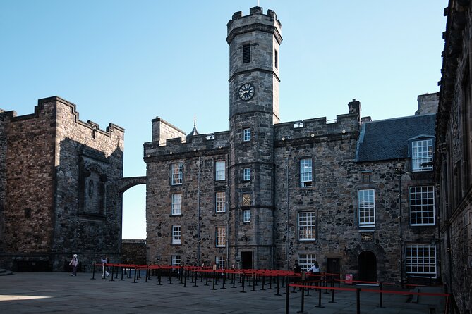 Edinburgh Castle Guided Walking Tour & Holyrood Palace Ticket - How good is the guiding? Look for clarity and pacing