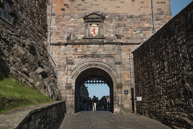 Edinburgh Castle Guided Walking Tour & Holyrood Palace Ticket - Meeting point near Advocate’s Close: start smart, start early