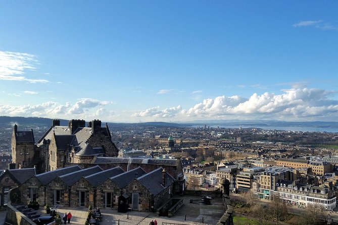 Edinburgh Castle Guided Walking Tour in English - The walk up: Royal Mile stories that set the scene