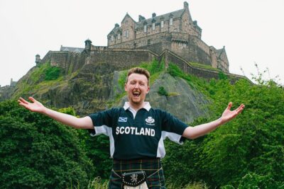 Edinburgh Castle Tickets & Tour - Local Scottish Guide In a Kilt - Castle Rock views plus the National War Memorial stop