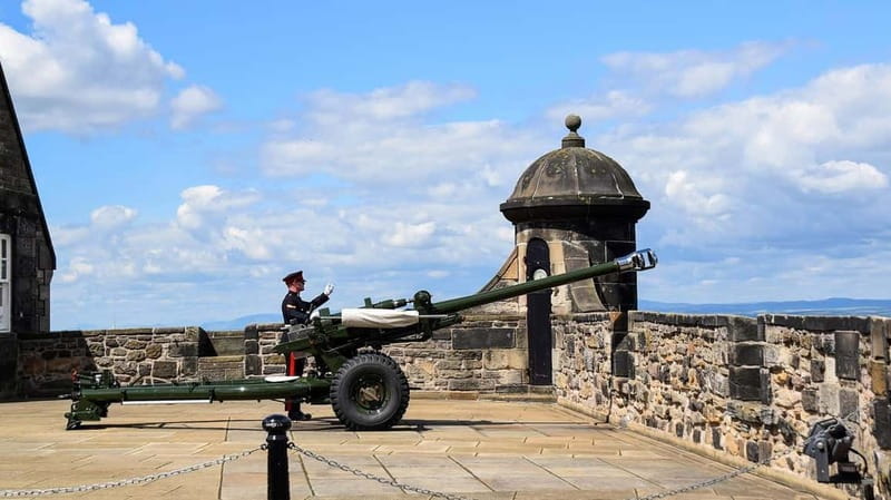 Edinburgh: Edinburgh Castle Guided History Tour with Tickets - The 80-minute guided route: dungeons, guns, chapel, and crowns