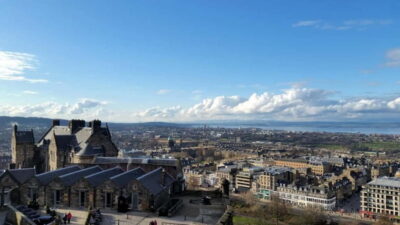 Edinburgh: Edinburgh Castle Guided History Tour with Tickets - Entering Edinburgh Castle: The 80-Minute Guided Circuit That Makes Sense