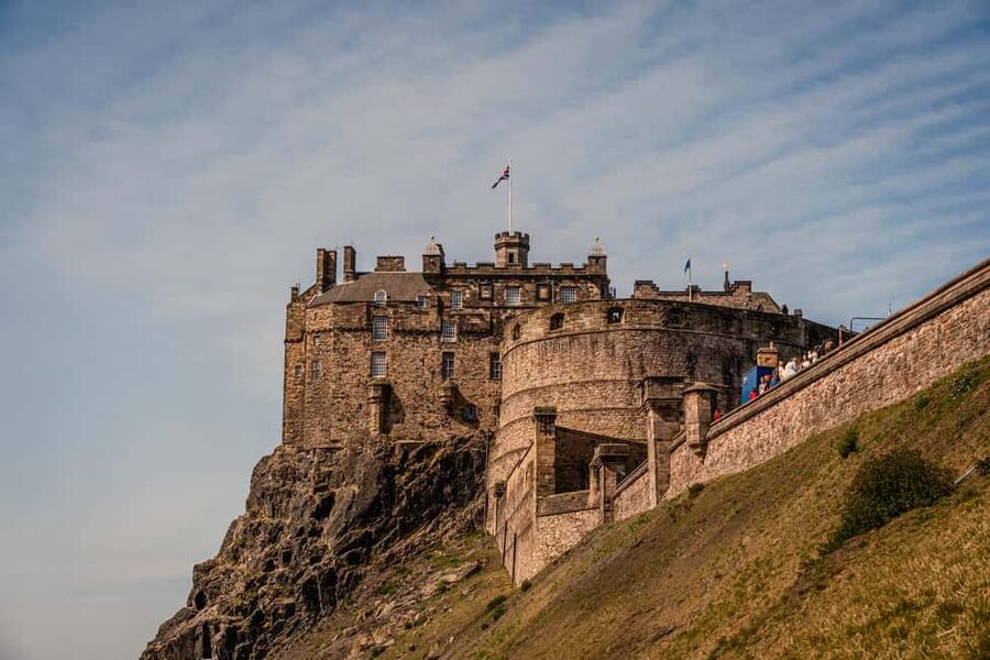 Edinburgh: Edinburgh Castle Tickets & Tour with Kilted Guide - Entering Edinburgh Castle With a Kilted Local Guide