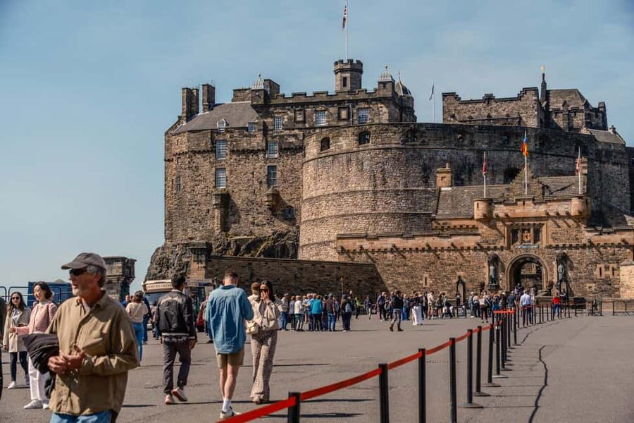 Edinburgh: Edinburgh Castle Tickets & Tour with Kilted Guide - The 90-Minute Route: What You’ll See and Why It’s Built This Way