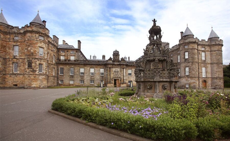 Edinburgh: Palace of Holyroodhouse Entry Ticket - Great Gallery: Jacob de Wet portraits and honours moments