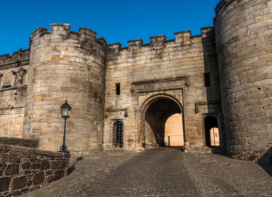 Edinburgh: Stirling Castle, Kelpies, Whisky & Highlands Tour - Getting There: Meeting Point, Coach Time, and How the Day Flows