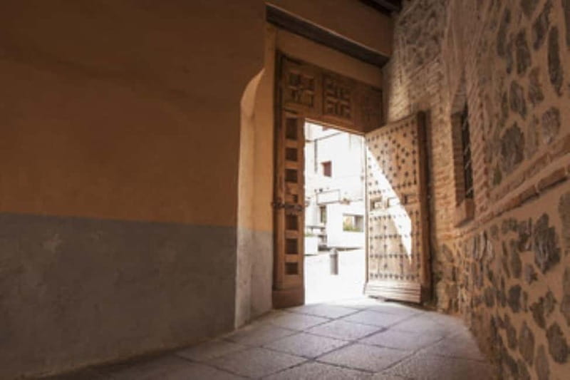 English Tour Toledo Complete with Patio-Palace House ⭐⭐⭐⭐⭐ - Casa Rodrigo de la Fuente: the one entrance that makes the tour feel real