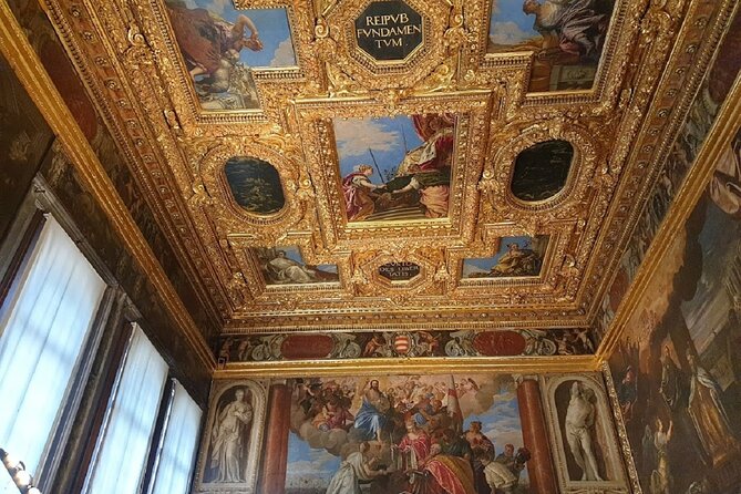 Exclusive Entrance Doge Palace & St. Mark's Basilica Terrace Tour - Where the tour starts: Column of Saint Mark and early-day timing