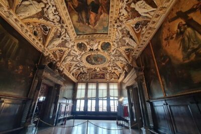 Exclusive Entrance Doge Palace & St. Mark's Basilica Terrace Tour - Entering Doge’s Palace early: Venetian Gothic, Doges power, and quiet rooms