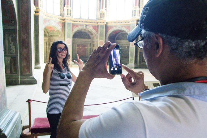 Fontainebleau and Vaux-Le-Vicomte Castle Small-Group Day Trip From Paris - Lunch in Fontainebleau: how to use your free hour
