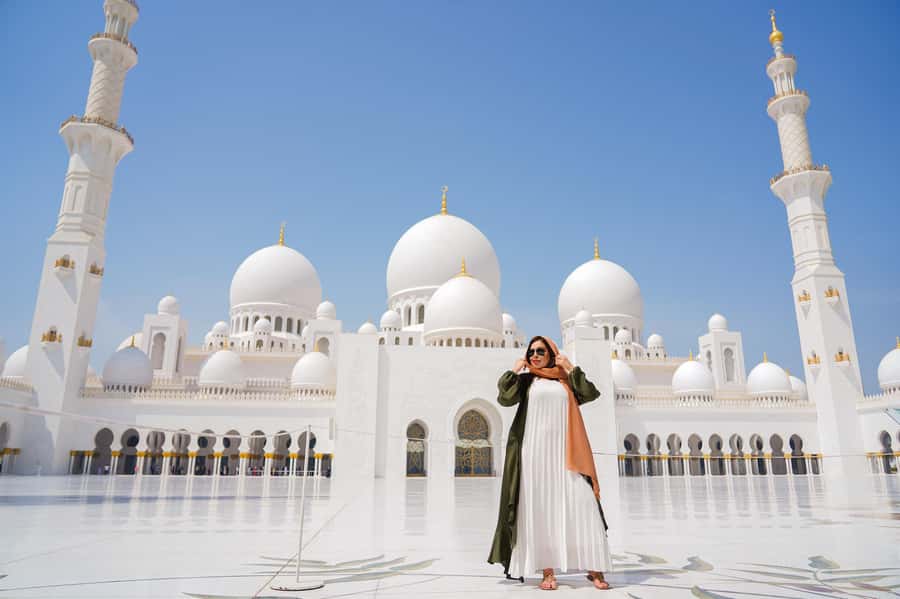 From Abu Dhabi: Grand Mosque, Royal Palace& Heritage Village - Sheikh Zayed Grand Mosque: plan your outfit first, then plan your pace