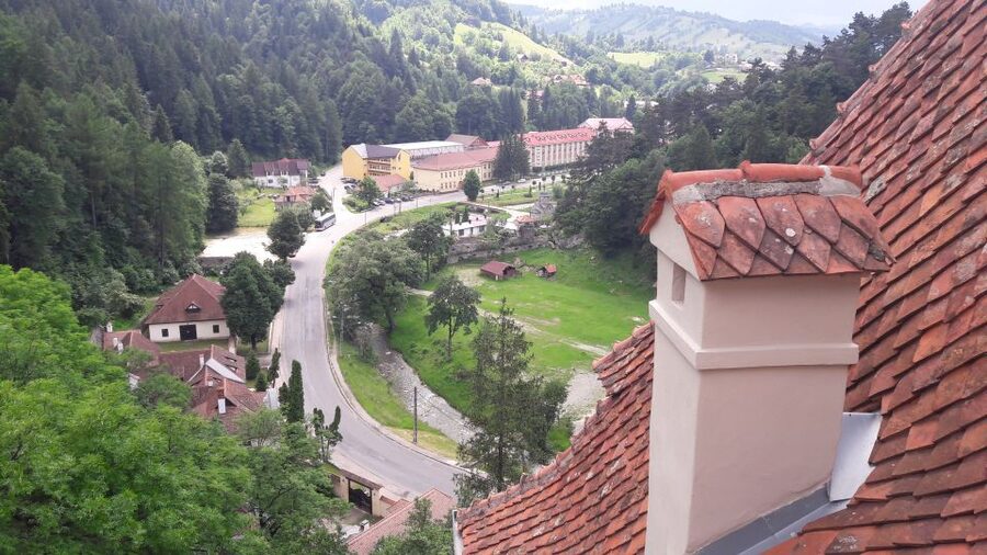 From Brasov: Peles Castle, Bran Castle & Cantacuzino Castle - Bran Castle and Dracula Lore: Atmosphere, Crowds, and How to Stay Smart