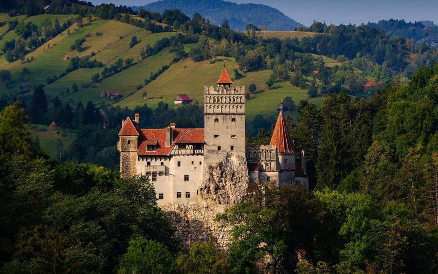 From Brasov: Tour of Castles and Surrounding Area - Bran Castle on a steep cliff: Dracula mood, without the confusion