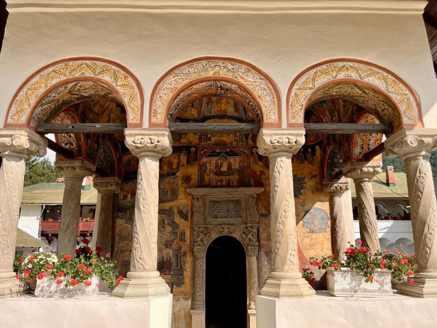 From Brasov: Tour of Castles and Surrounding Area - How the guide keeps it fun: storytelling plus timing