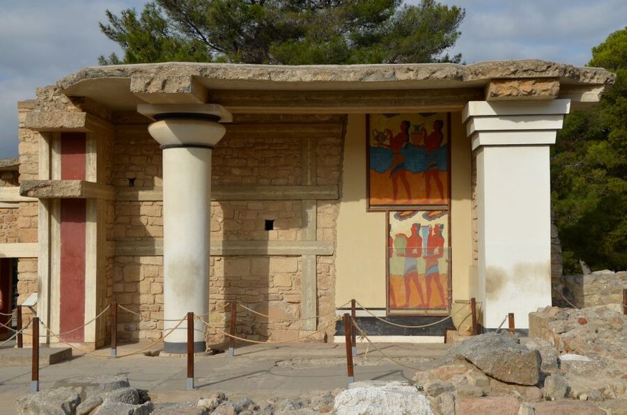 From Chania: Knossos Palace and Heraklion Full-Day Tour - Heraklion: city center free time vs the Archaeological Museum ticket