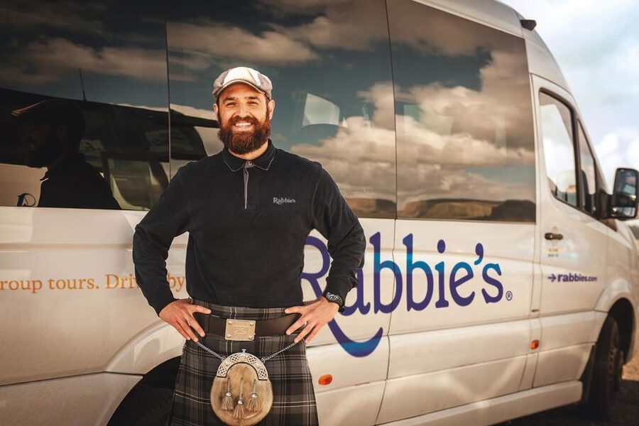 From Edinburgh: Alnwick Castle and Scottish Borders Tour - From Edinburgh to the Scottish Borders: a day that stays on schedule