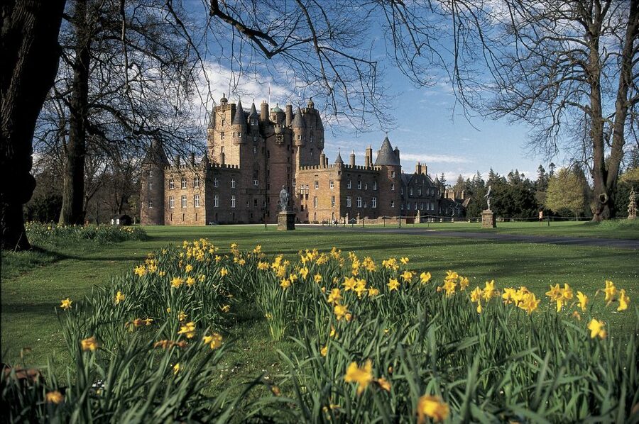 From Edinburgh: Glamis and Dunnottar Castles Tour in Italian - The ride out of Edinburgh: Forth bridges, fishing villages, and story stops