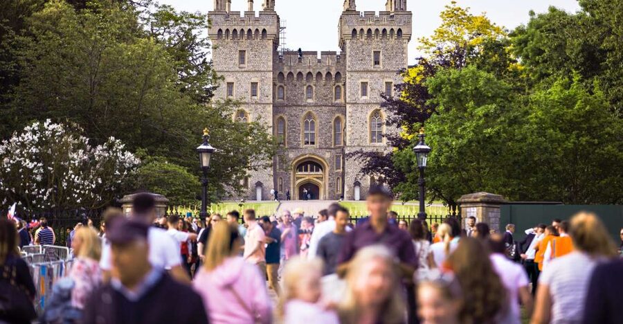 From London: Half-Day Trip to Windsor with Castle Tickets - Exploring the grounds and timing your walking