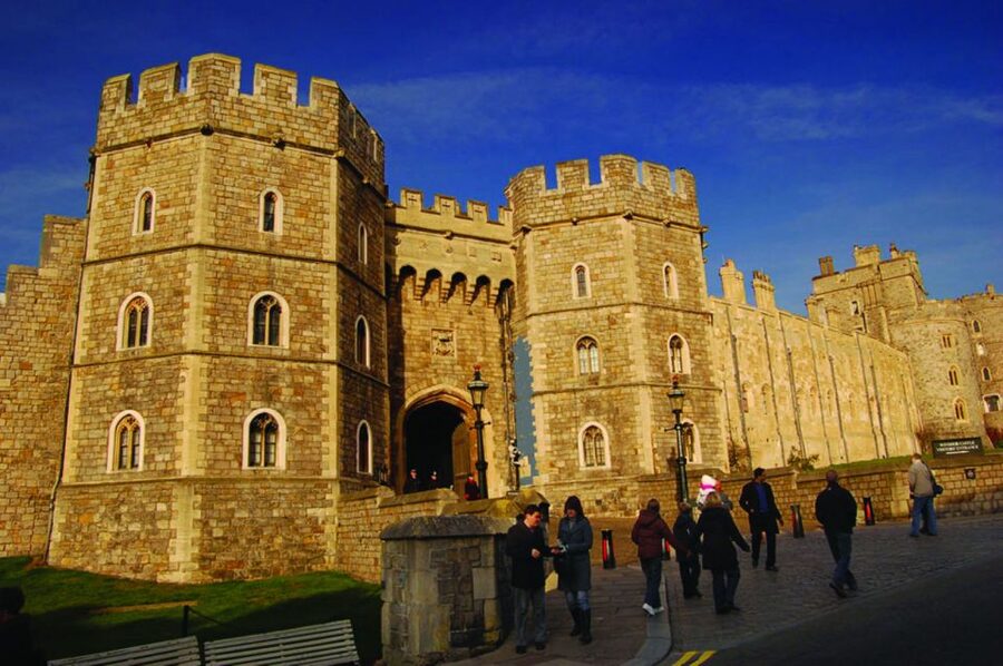 From London: Windsor Castle and Stonehenge Day Trip - The ride: air-conditioned comfort and real daytime logistics