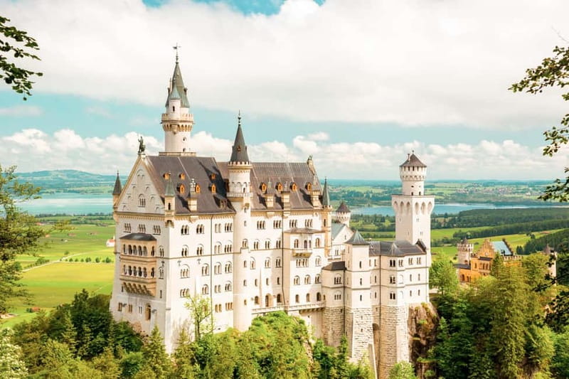 From Munich: Premium Neuschwanstein Castle & Linderhof Tour - Meet at Karlsplatz 21, then settle into the luxury coach